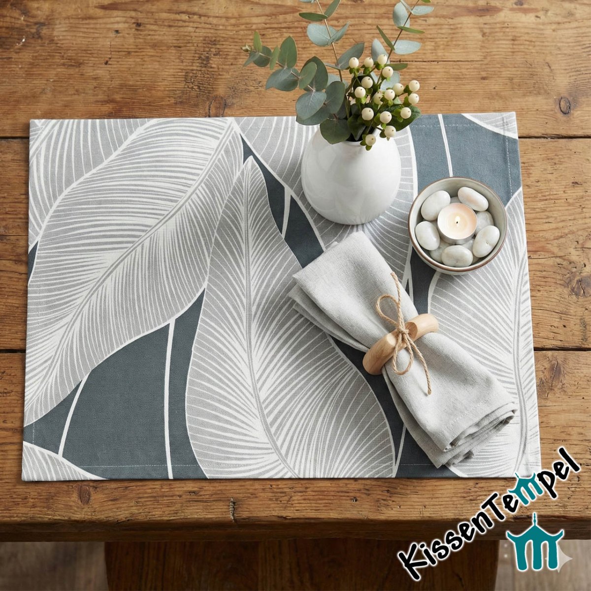 Elegantes Tischset „Eden“ Edles Blättermotiv in Anthrazit & Grau – Modernes Dekokissen im tropischen Monochrom-Look
